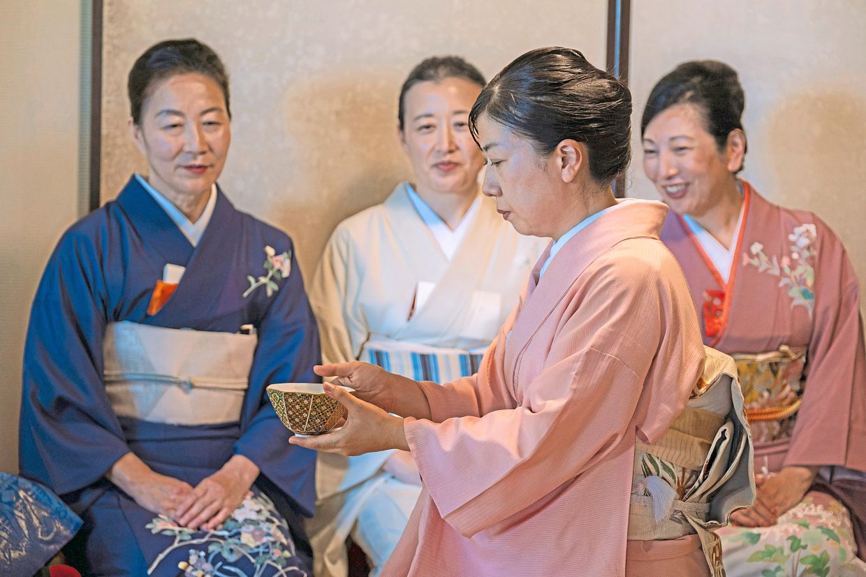 The tea ceremony adheres to the ‘Omotesenke’ tradition and is conducted by Japanese women in kimono which guests can also experience wearing.