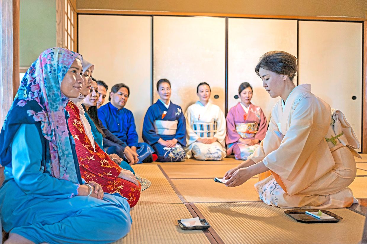 The tea ceremony introduces participants to the proper sequence of enjoying ‘matcha’.