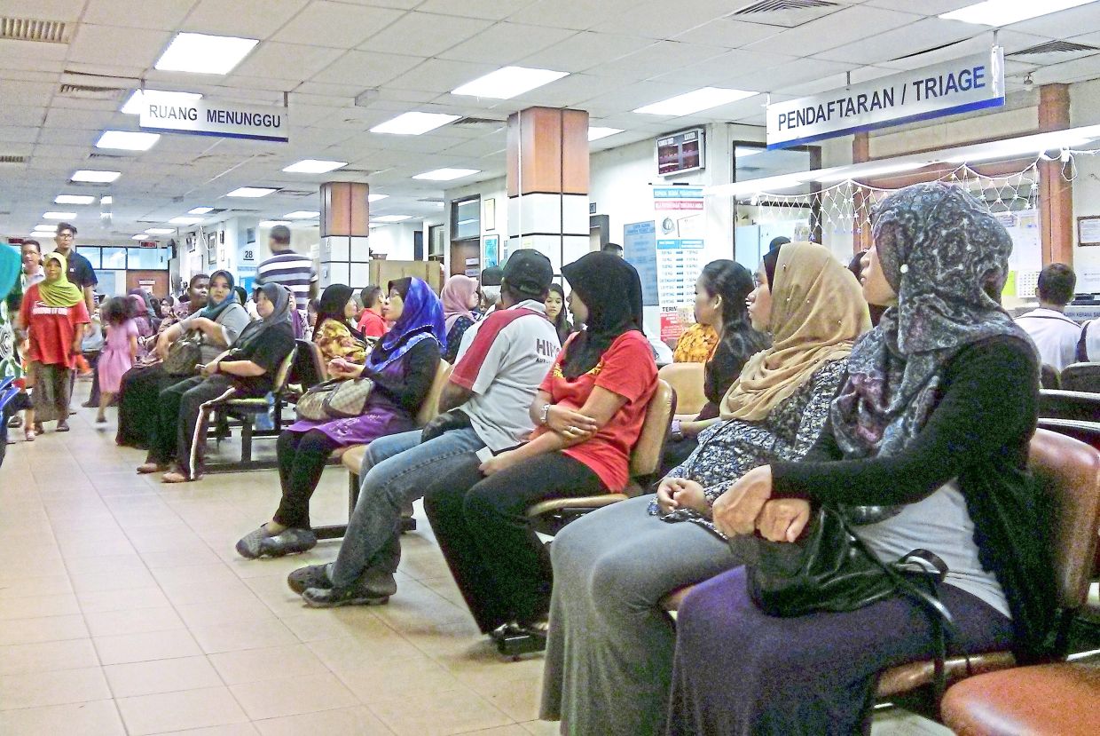 File photos of the government clinic in Taman Medan.
