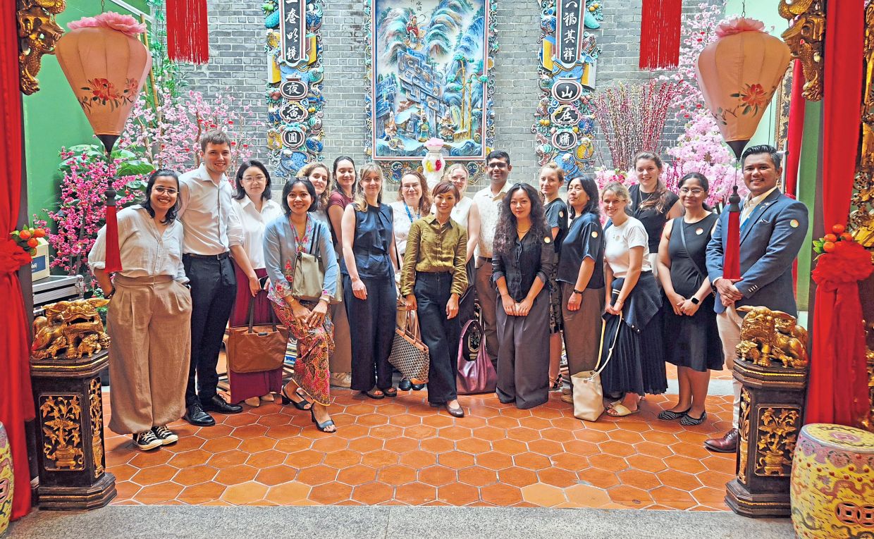 Participants, together with KAS representatives at Penang's Peranakan Museum.
