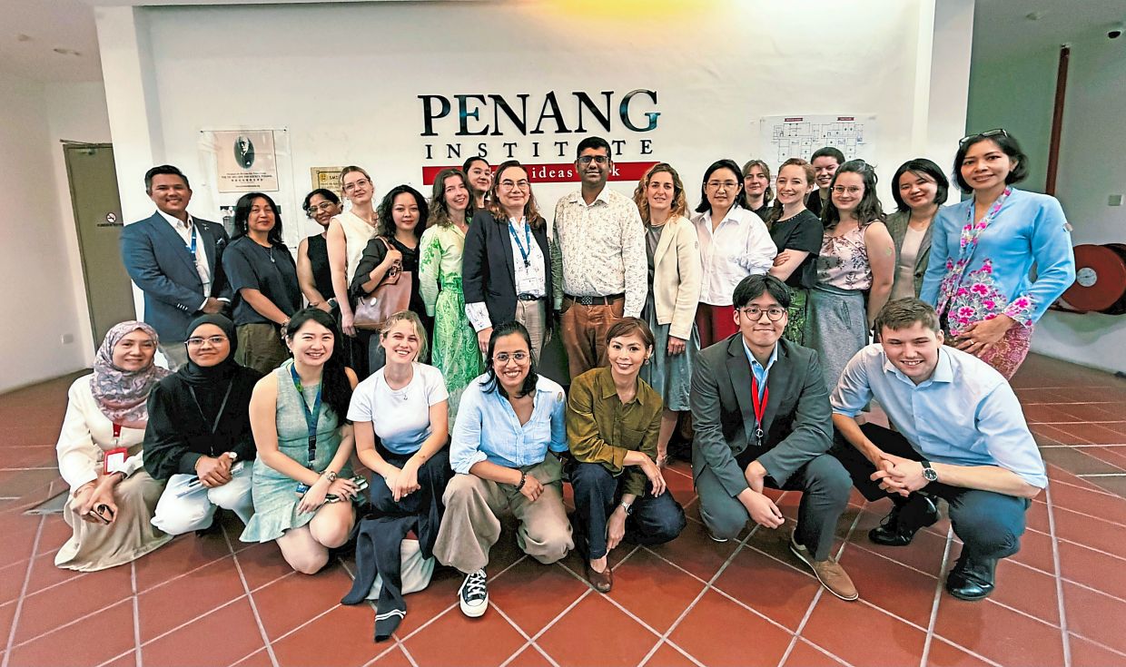 Participants, together with Konrad Adenauer Stiftung representatives and members of the Penang Institute, visit the Penang Institute for a roundtable discussion on Penang’s strategic importance and its role in the region. Photo: Sabina Yeasmin