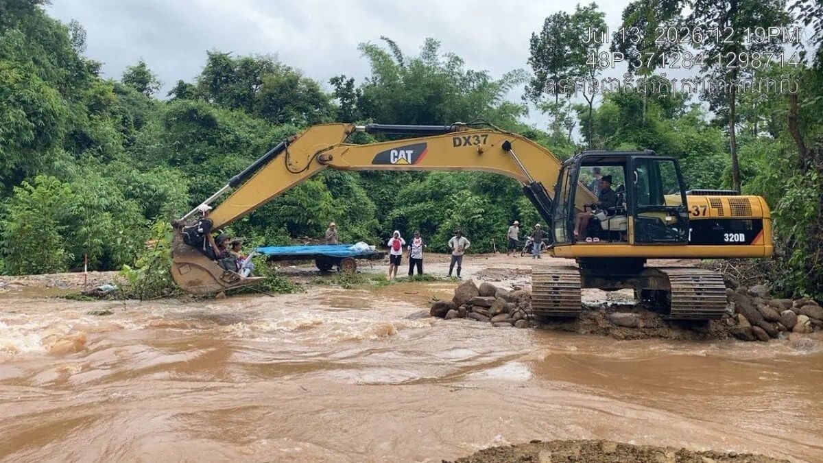 Environment ministry rangers, local authorities and community volunteers evacuate stranded tourists from Khnang Phsar Mountain. - Photo: Environment ministry