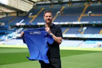 Soccer-Chelsea's new boss Alonso demands hunger and passion ahead of Premier League campaign