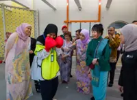 Queen, Singapore First Lady tour Bangi autism centre