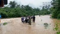 More than 500 tourists rescued after flash floods cut Cambodia's Khnang Phsar Mountain access roads