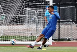 Soccer-Spain bank on midfield control to contain French Fab Four