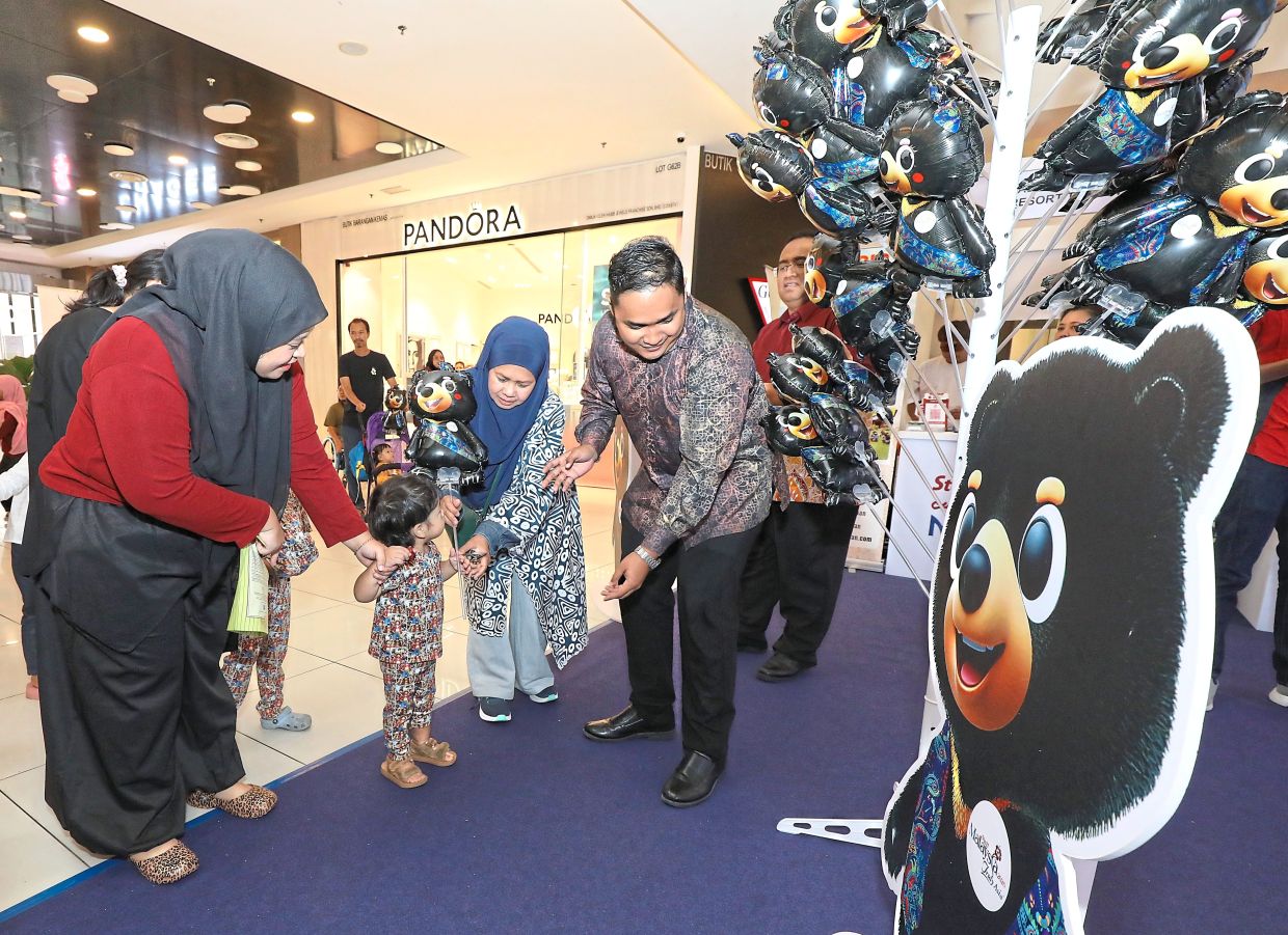 Wira and Manja balloons being given out to young ones.
