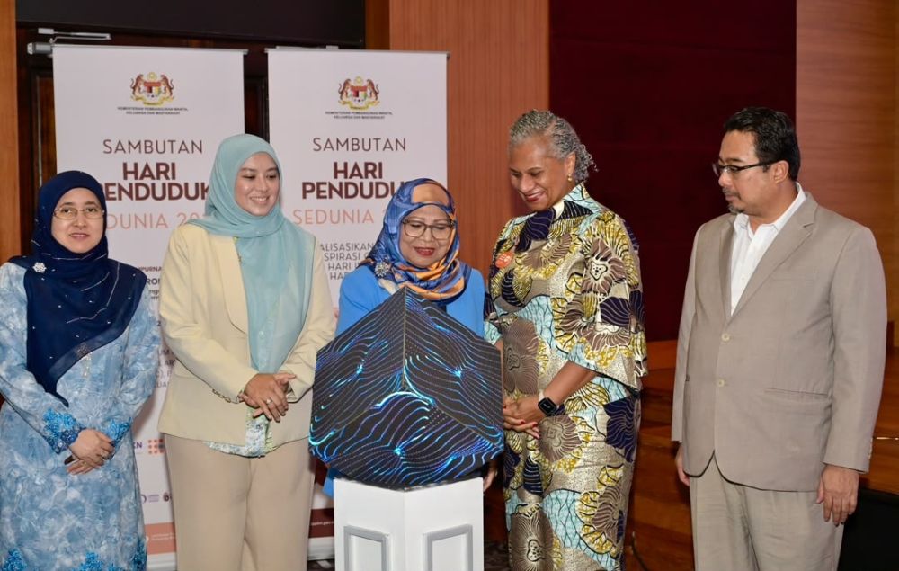 From left Director, Community Engagement Centre (UMCares) Prof. ChM. Dr. Noraini Ahmad (left), LPPKN Deputy Chairman Juwairiya Zulkifli (2nd left), Chairman, LPPKN (National Population and Family Development Board) Datuk Seri Rohani Abdul Karim (centre), UNFPA Malaysia representative, Dr. Julitta Onabanjo (2nd right) and Deputy Director-General (Policy) LPPKN Hairil Fadzly Md Akir (right) during the Opening Ceremony of the World Population Day 2026 Celebration, Kuala Lumpur, Tuesday, July 14. — RAJA FAISAL HISHAN/The Star