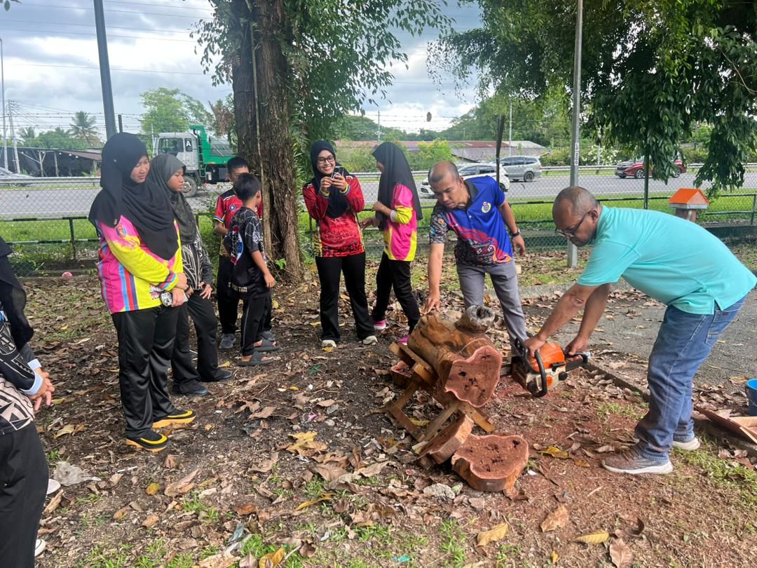 Participants in the introductory workshop was taught how to multiply colonies and construct log toppings for the nest. Photo: Dr Zainab Ngaini