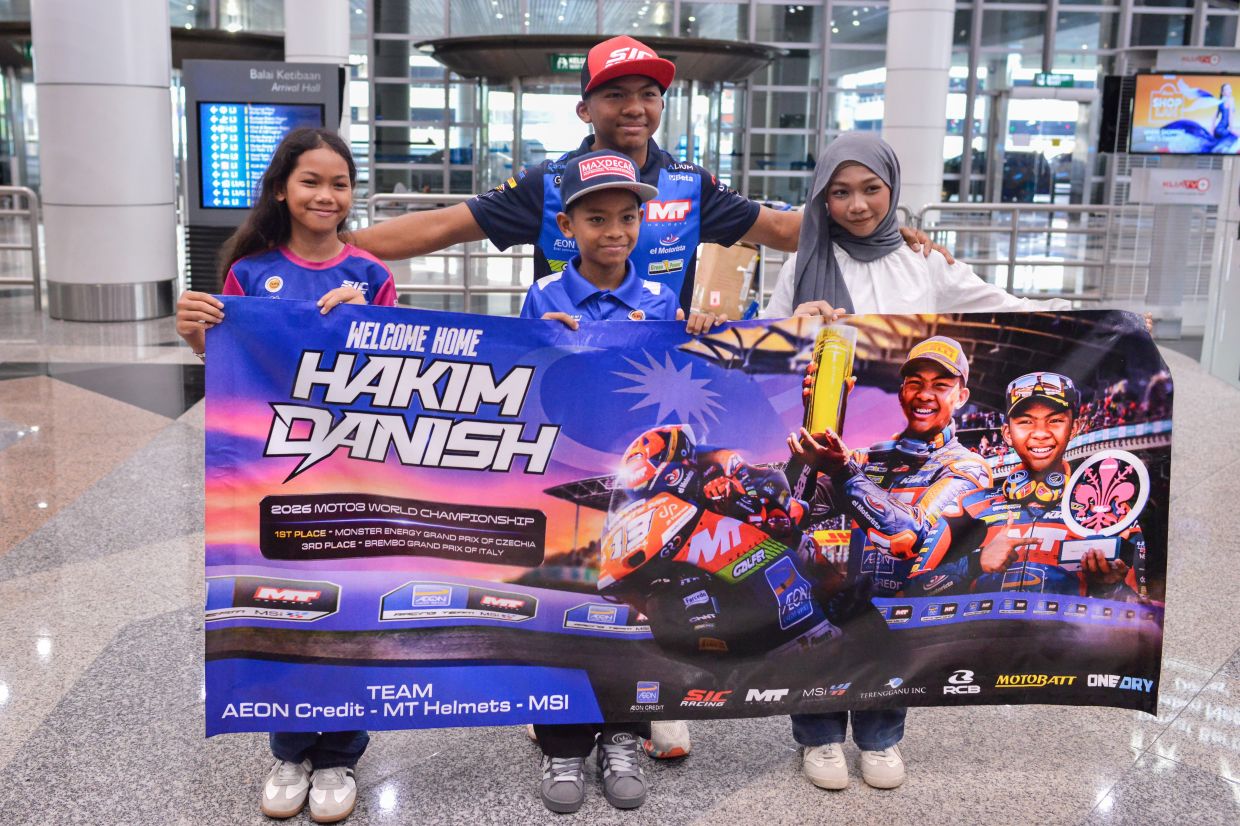 Hakim Danish Ramli posing with fans upon arriving at the KLIA. - Bernama