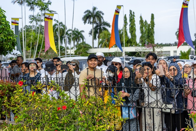 The eager Brunei public viewing the parade. - BB