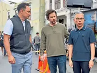 Wahlberg rolls in on humble ride