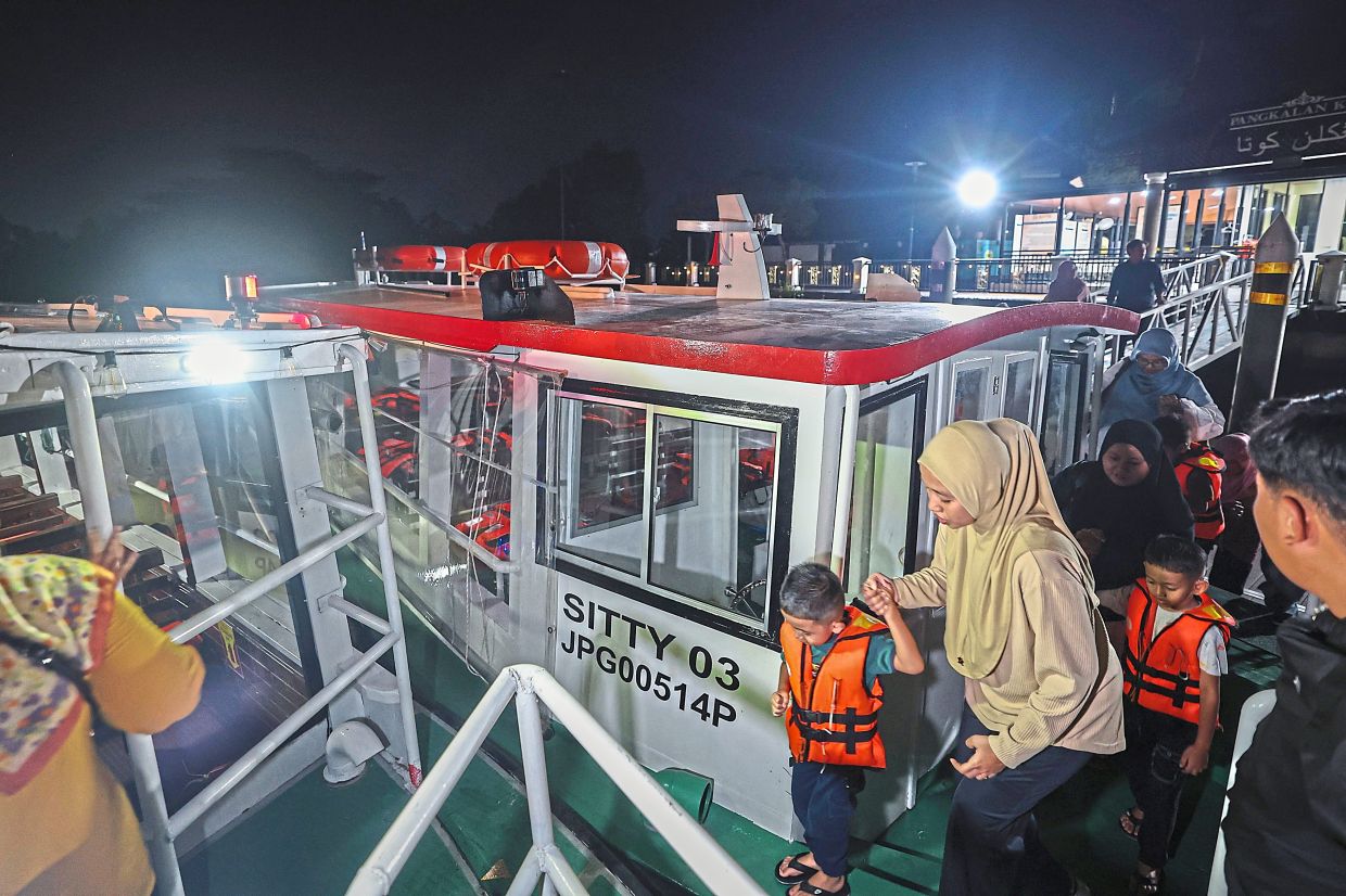 Passengers can learn about the Johor-Riau Sultanate while enjoying the view during the cruise along Sungai Johor.