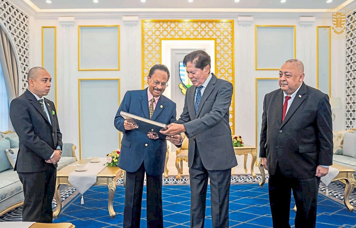 Sport- und Bewegungsmediziner besuchen Gouverneur von Penang
