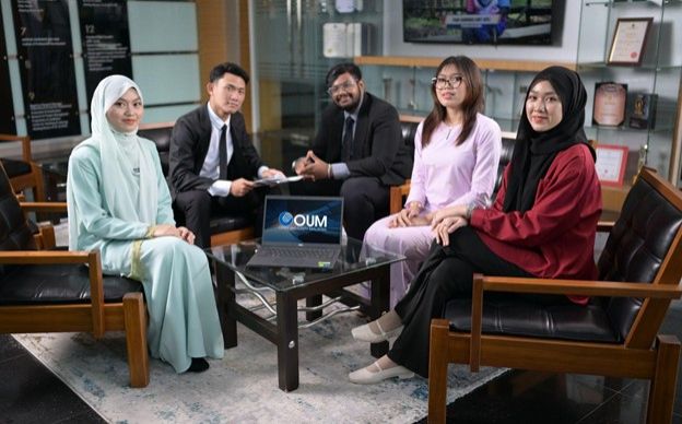 Students at OuM’s Faculty of Business and Management engage in collaborative learning that develops practical business skills.