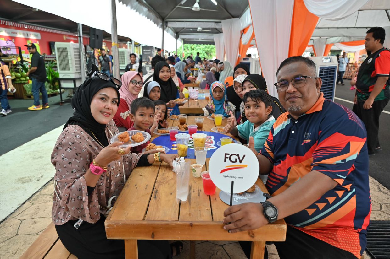 Felda settlers and Festival FGV visitors enjoyed complimentary meals including burgers, fried chicken, roti canai and fried rice; all prepared using FGV consumer brands such as Saji, Seri Pelangi and Gula Prai.