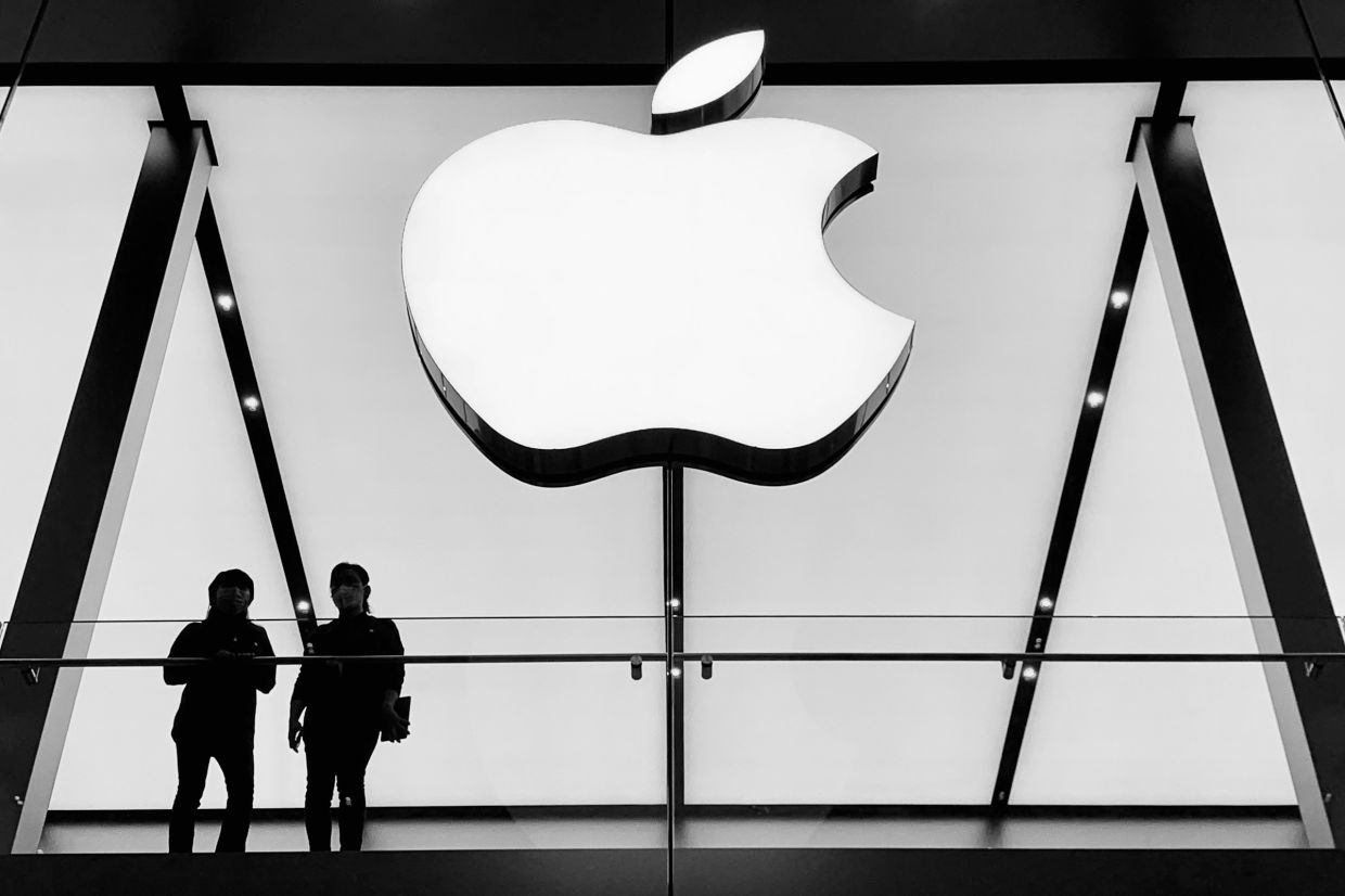 Apple 20th anniversary iPhone may revive glass back in major redesign