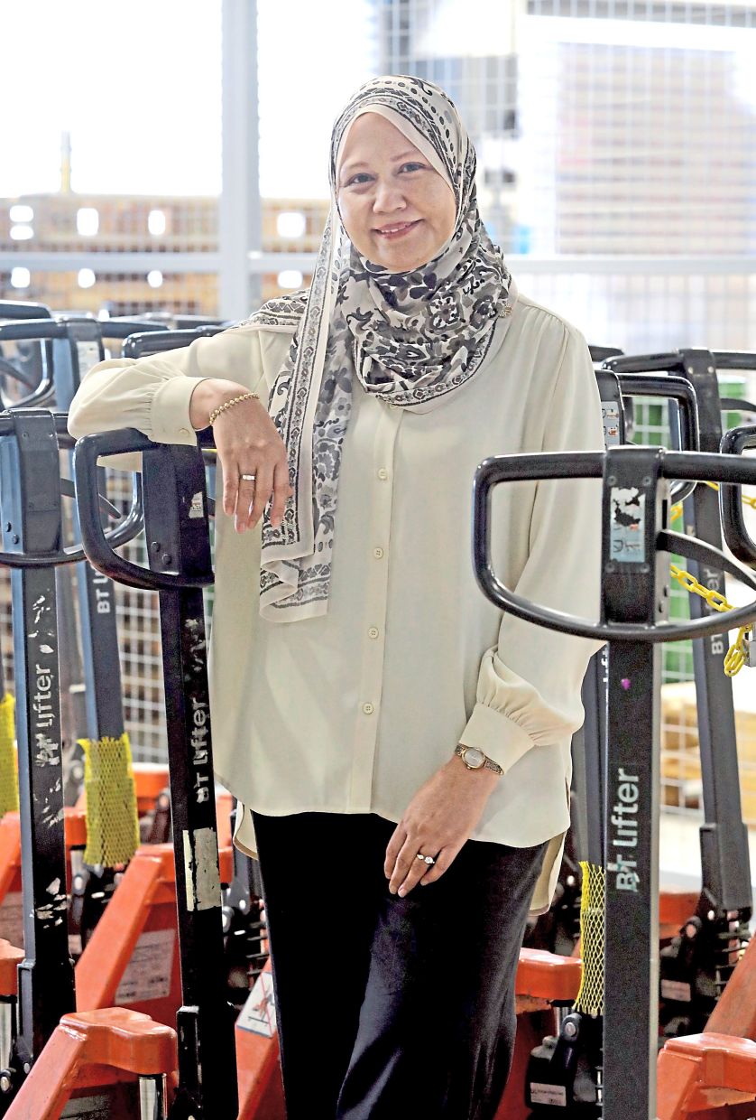 Roszalena started off as a logistics executive and is now a regional commercial network manager.
