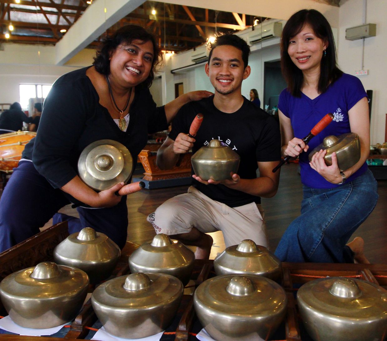 Sharmini (left) with Rhythm In Bronze’s new member Teuku Umar Teuku Iskandar and artistic/music director Jillian Ooi (right) preparing for the 'Arus Gangsa' concert in Kuala Lumpur in November 2014. Photo: The Star/Filepic