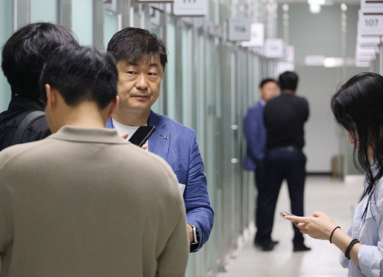 Police search Choi's office at the council office on Wednesday morning. - Photo: Yonhap