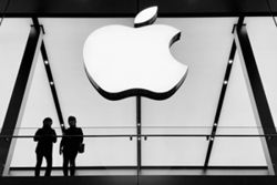 Apple 20th anniversary iPhone may revive glass back in major redesign