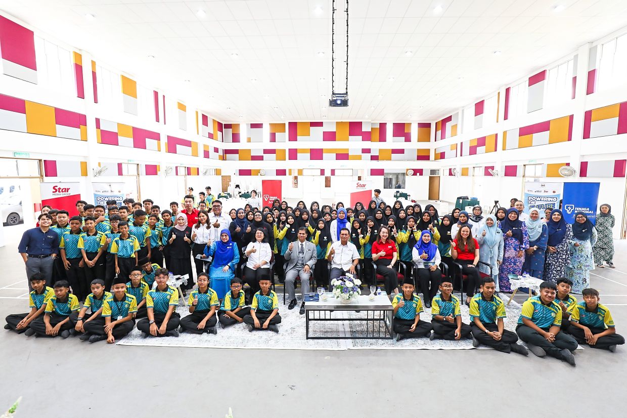 (First row seated; from left) SMK Putrajaya Presint 15 (1) principal Adeebah Ali, TNB customer communication and stakeholder liaison Lee Lim Bee Yoke, Putrajaya State Education Department director Nadimin Abdul Aziz, TNB chief retail officer Datuk Kamal Arifin A. Rahman, SMG client brand marketing senior general manager Sharon Lee, TNB Putrajaya state retail head Rozianis Mohd Noor and SMG Brand Studio senior general manager Elicia Wee, alongside TNB and SMG officials, and teachers and participating students during the PTF 4.0 official launch at SMK Putrajaya Presint 15 (1).— Photos by LEONG WAI YEE/The Star