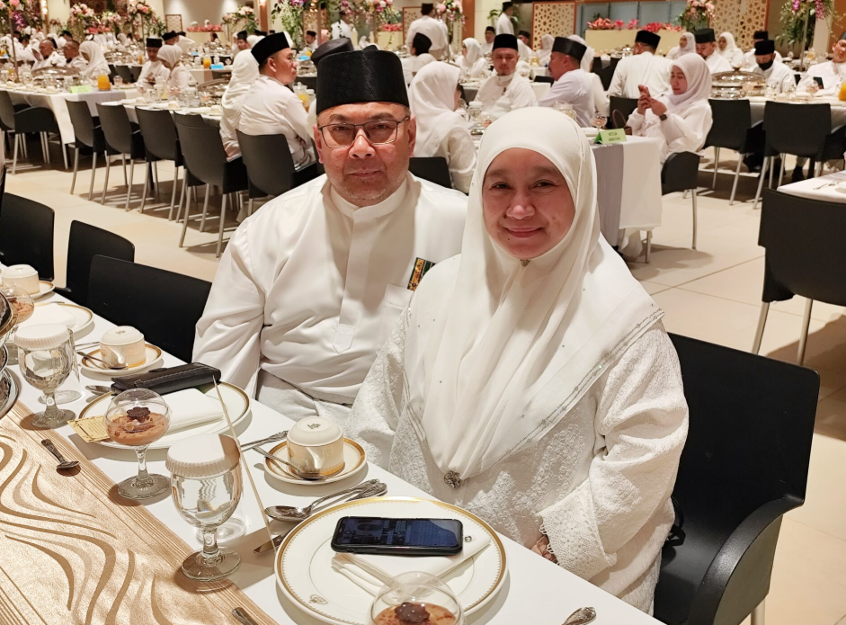 Haslinda Abdul Hamid and husband at the royal banquet.- BB