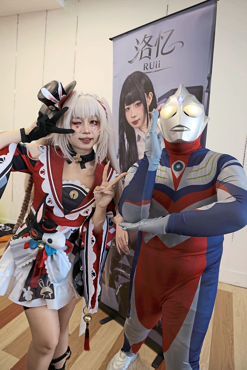 Voon (left) dressed as Sparxie with Alit as Ultraman.