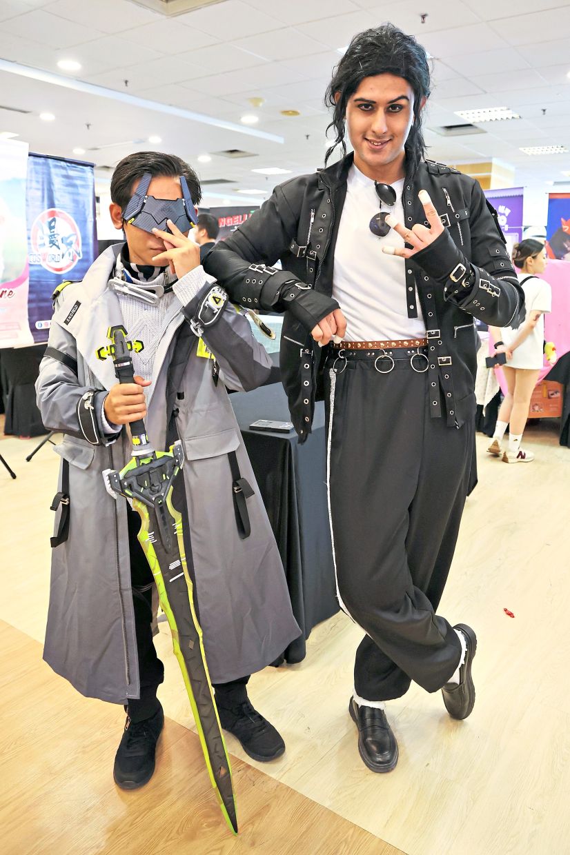 Top: Two cosplayers dressed in the outfits of their favourite characters.