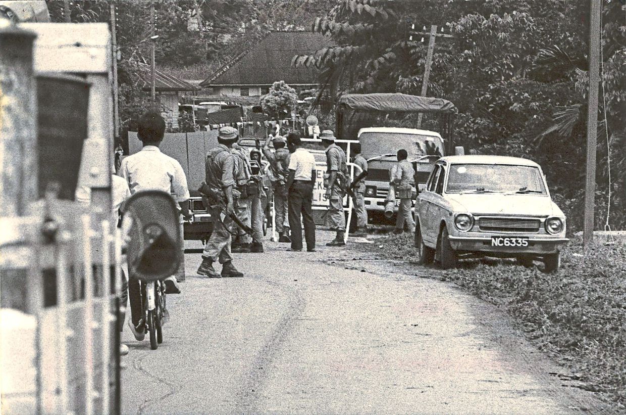 Police roadblock on the way to Kampung Memali in Baling, Kedah on Nov 20, 1985. — LAWRENCE SEOW/The Star