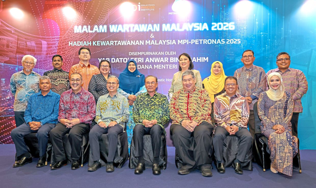 One for the album: Anwar with (seated from left) SMG managing editor Brian Martin, MPI CEO Ainol Amriz Ismail, Communications Minister Datuk Fahmi Fadzil and Yong with others in a group shot.