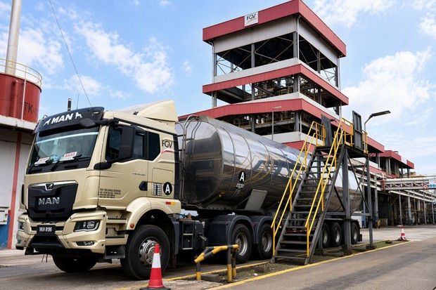 Truck in operation at the B100 facility.