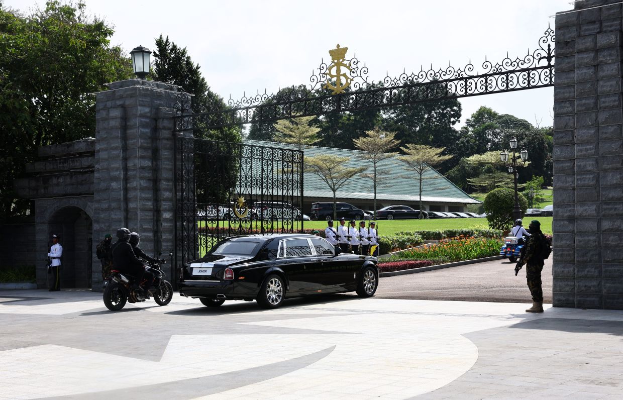 Tunku Mahkota Ismail kommt zur Vereidigungszeremonie des Exco in Johor im ...