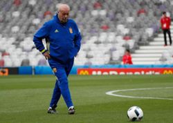 Soccer-2010 winning coach del Bosque tells Spain not to underestimate 'nuisance' Argentina