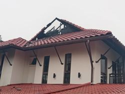Part of PJ bungalow's roof bungalow razed in evening fire