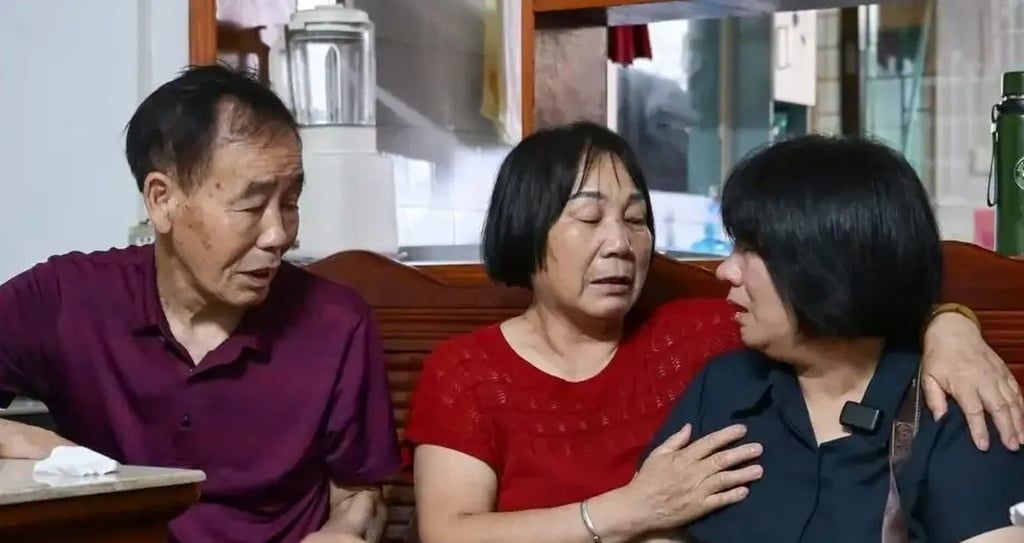 Zhu, right, met Deng’s elderly parents in person for the first time in 20 years, despite having supported them both financially and emotionally for decades. - Photo: ycwb.com