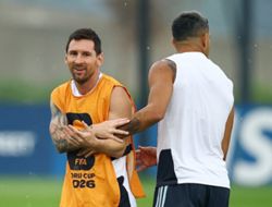 Soccer-Extended Indian Summer brings Messi back to the summit again