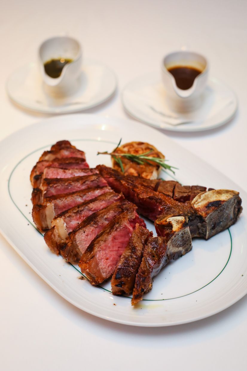 Steaks are the heart of Smith & Wollensky’s appeal and this 28-day dry-aged T-bone steak lives up to expectation and then some.