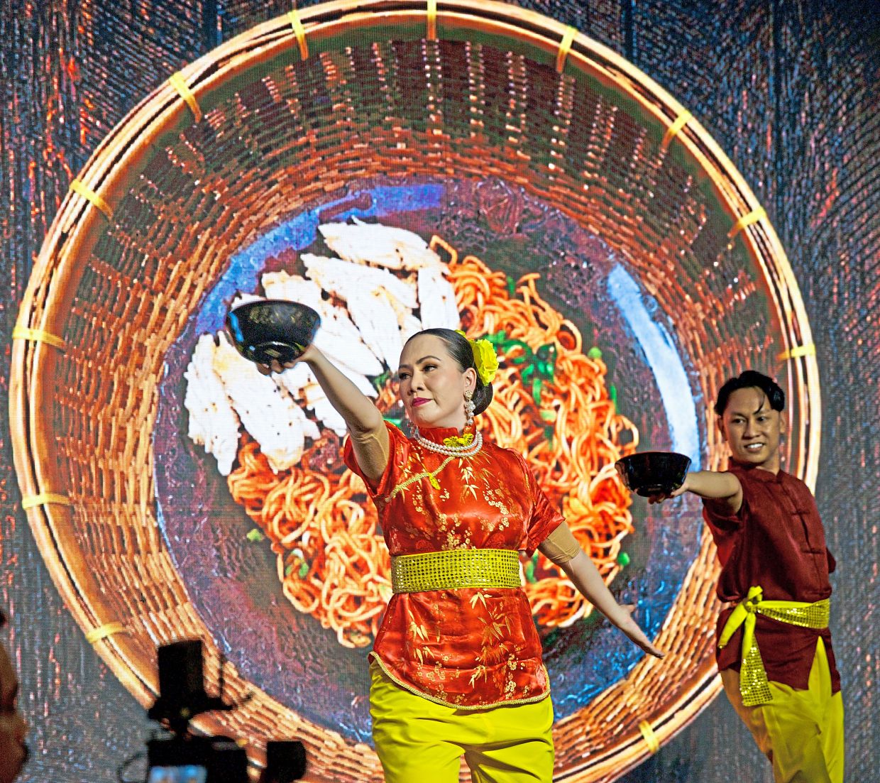 Kolo mee, a popular noodle dish in Sarawak, depicted on stage in the ‘Pirin Kamek’ performance.