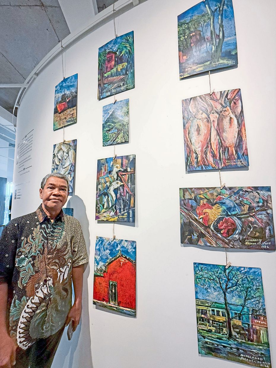 Thai artist Muhammad Rojana-udomsat showing his watercolour sketches from the art expedition.