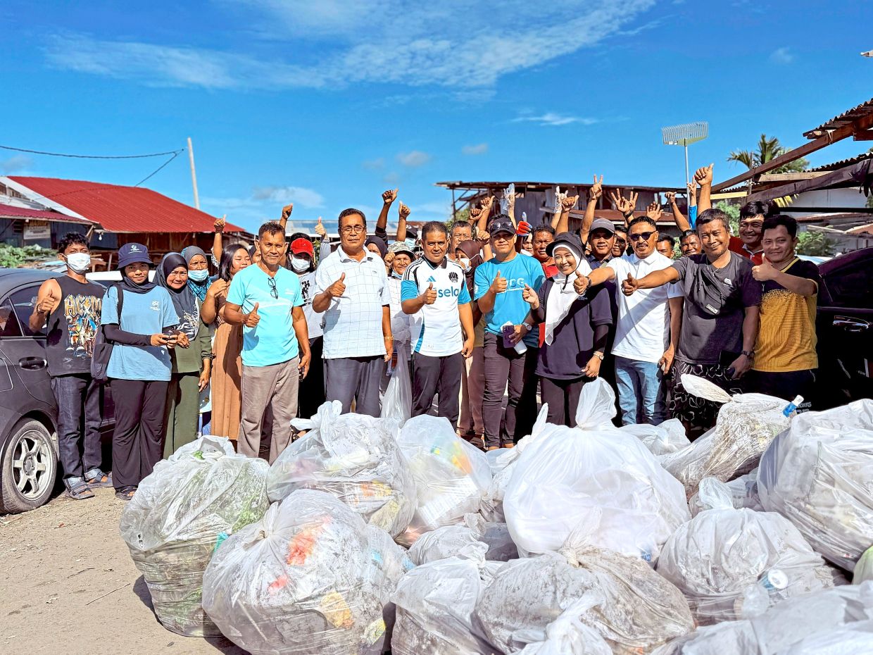 Villagers, officials and volunteers with the collected rubbish.