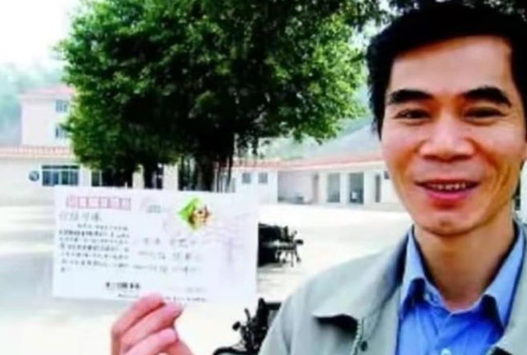 In June 2006, Chen returned to Dongguan to personally thank the hospital staff and the funeral home worker (above). - Photo: 163.com