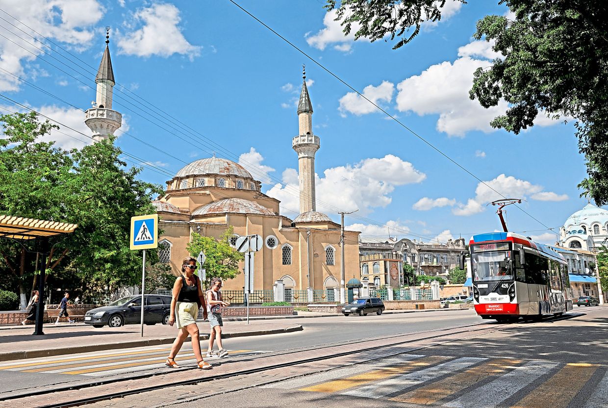 Crimea loses fuel, water and power, but not Russian tourists