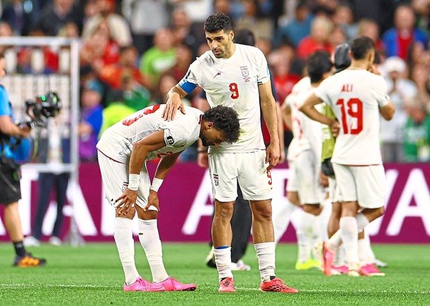 Iranian captain Mehdi Taremi consoles teammate Ramin Rezaeian after their 1-1 draw with Egypt, which wasn’t enough to see them through to the knockout stages. — REUTERS/Carlos Barria