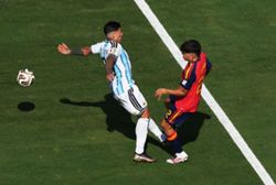 Soccer-World Cup final between 10-man Argentina and Spain goes to extra time