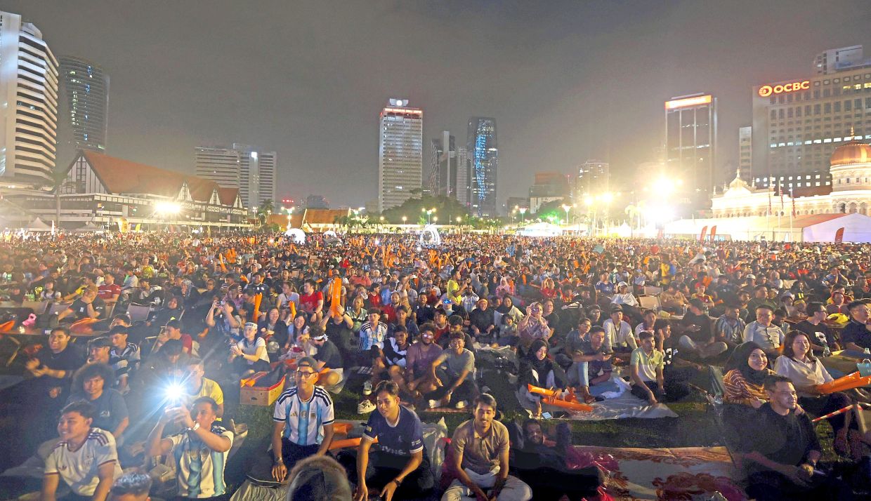Epic finale: Thousands of people watching the FIFA World Cup final between Spain and Argentina at Dataran Merdeka. — CHAN TAK KONG/The Star
