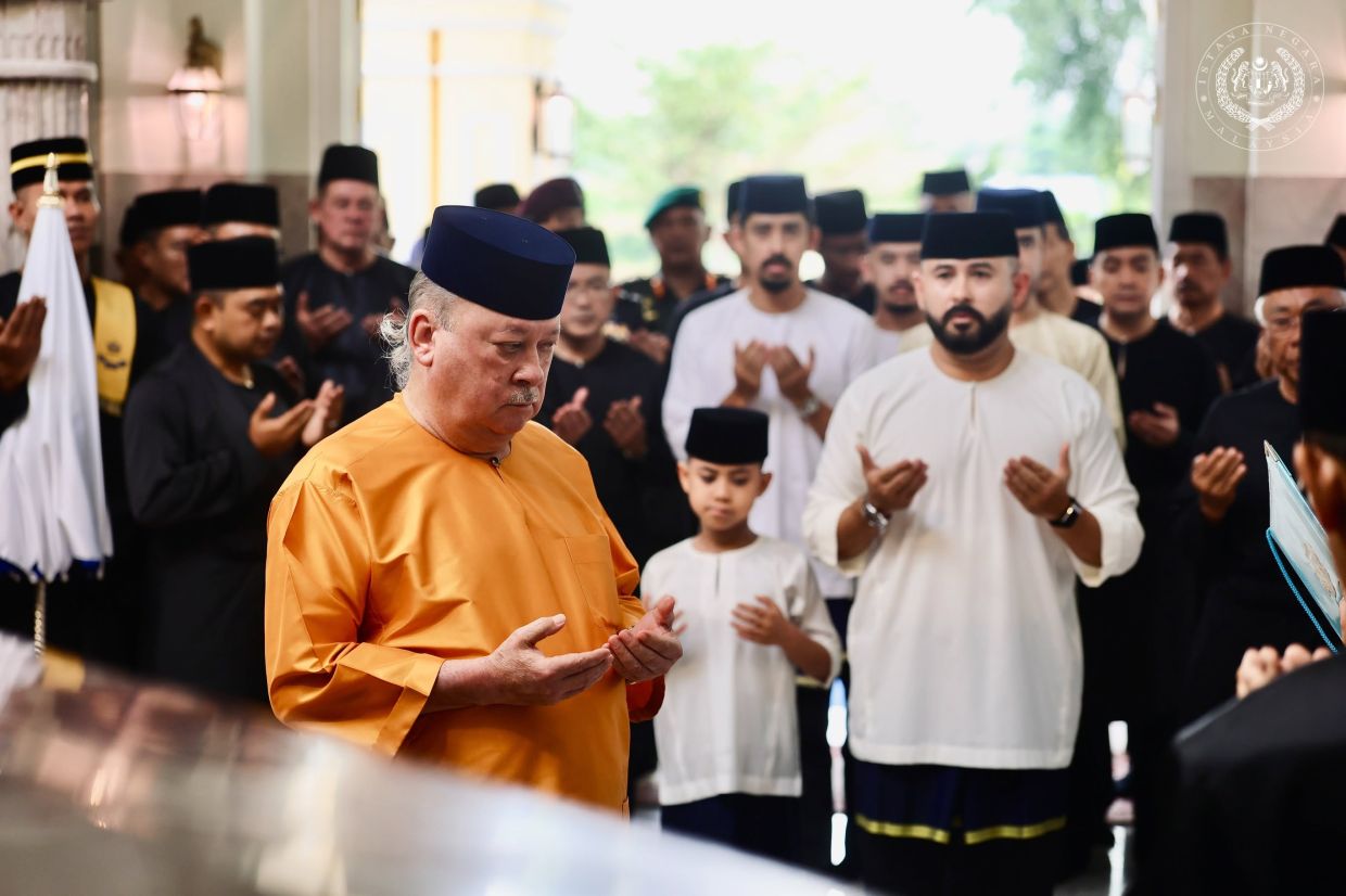 König besucht königliches Mausoleum anlässlich des Hari Hol des ...