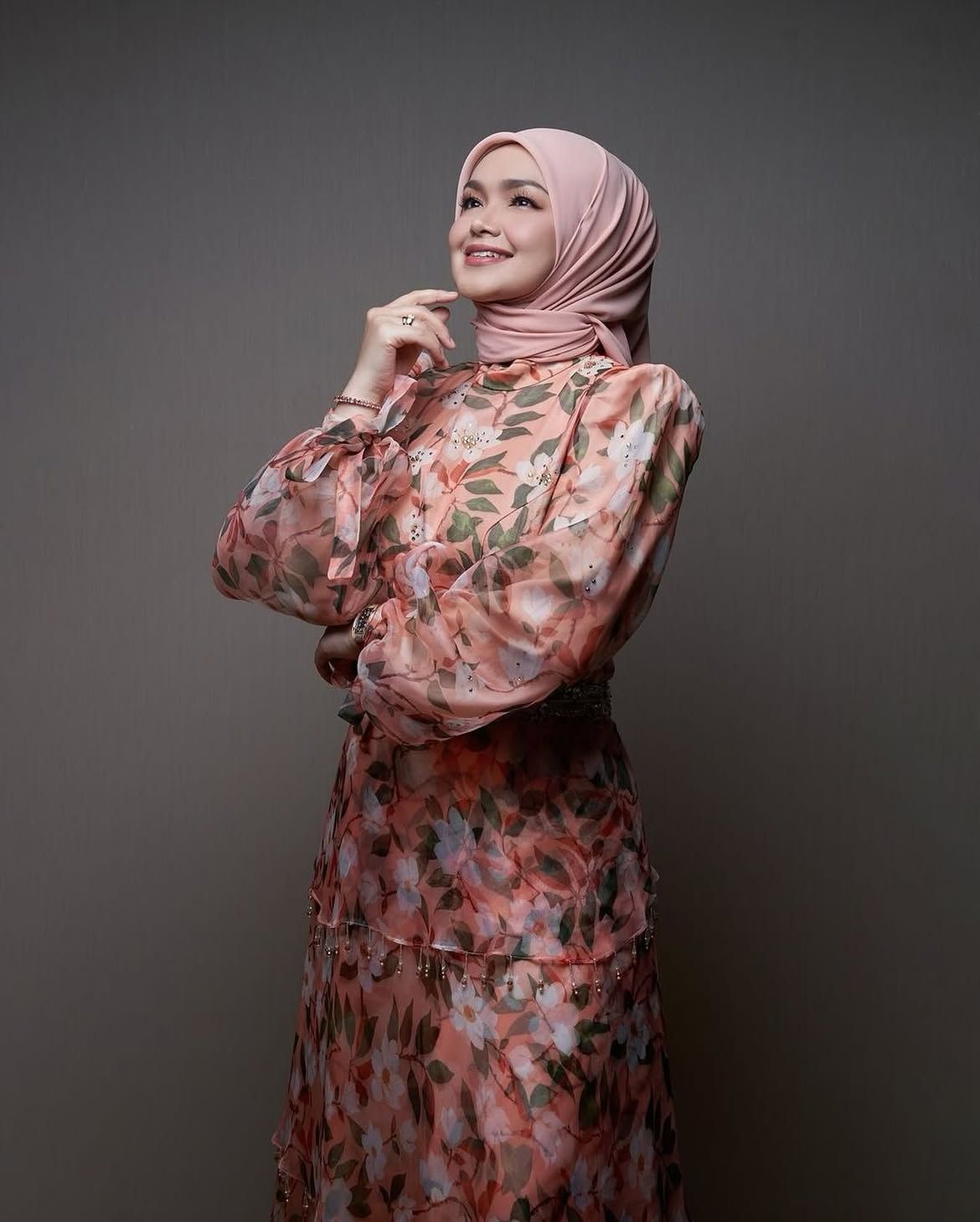 Siti Nurhaliza celebrated her 18th wedding anniversary in 2024 by sharing photos on Instagram of herself in a design by Ezuwan Ismail, once again putting fashion in the spotlight. Photo: Instagram/Siti Nurhaliza