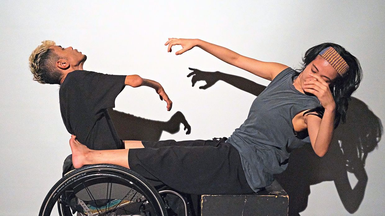 ‘Being Carried’ blends monologues, movement, soundscapes and visual storytelling. – SENG SOO MENG