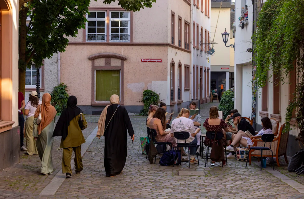 This gathering differs from traditional book clubs: there is no set book and no pressure to read. Photo: dpa